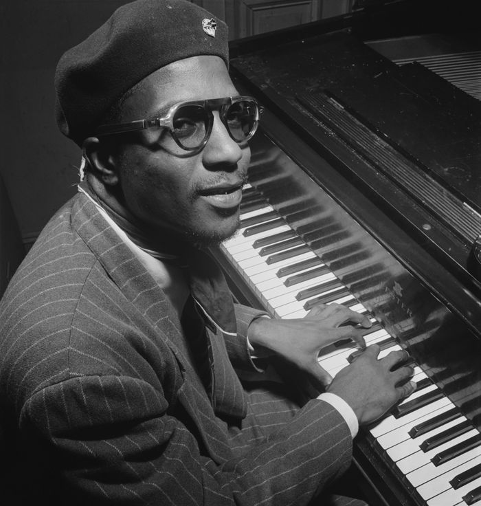 Pianiste de jazz, chef d’orchestre et compositeur américain, Thelonious Monk (1917-1982) est un musicien hors norme et une personnalité énigmatique du monde musical.