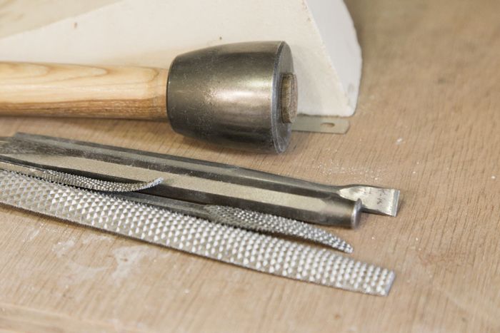 Découvrir la taille de pierre, connaître les outils, leurs différentes utilisations, et apprendre les bons gestes en réalisant un bas-relief.