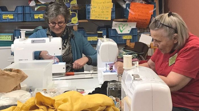 Venez échanger, prendre conseil et apprendre à réparer vos textiles avec les bénévoles couturières de la Fabrique d'Issy.