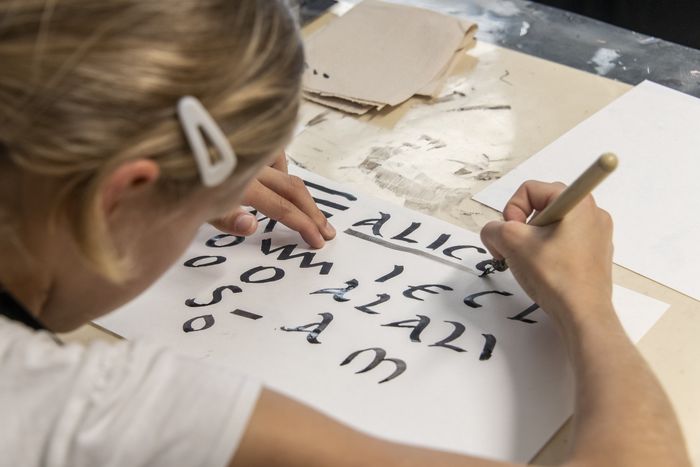 Affiche — « PLUMES ET CALAMES » - atelier créatif - initiation à la calligraphie (adultes)