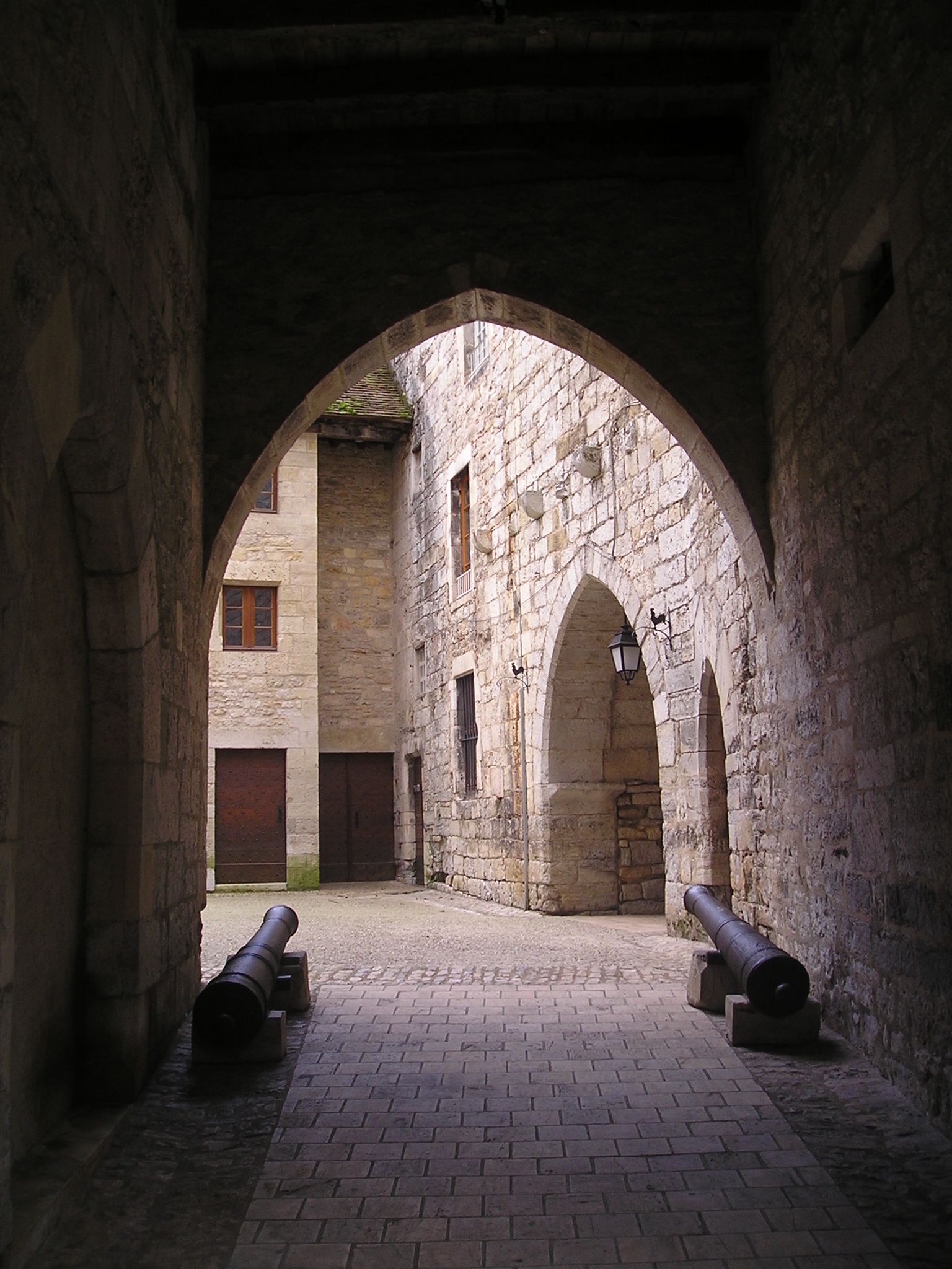 Projection de documentaires dans la cour du Palais de la Raymondie