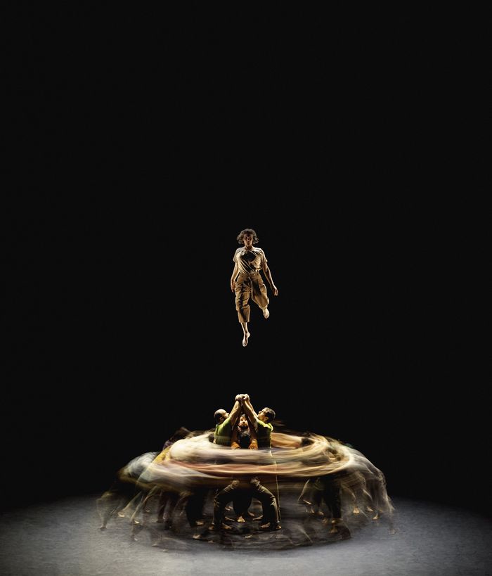 Vingt-deux acrobates et chanteurs font surgir montagnes, forêts et vagues humaines. Le Collectif XY compose une fresque en mouvement où les corps épousent les rythmes du vivant.