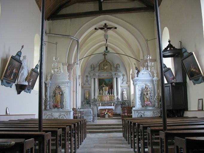 Visitez une église et son clocher roman