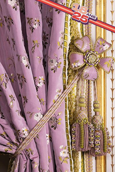 Soieries en été, velours en hiver… Entre élégance des motifs et prouesses des manufactures, la broderie y trouve une place de choix.