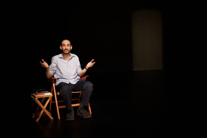 L’humour pour réussir à vivre malgré le poids de l’Histoire. Fils de survivants de la Shoah, Éric Feldman dépeint avec dérision les névroses dont il a hérité.