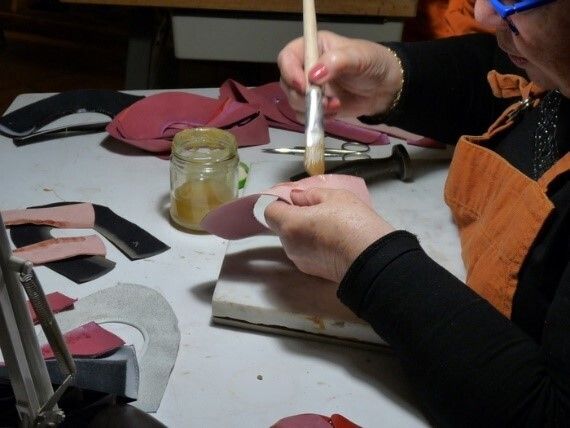 Démonstrations de fabrication de chaussures artisanales par l'ACCRP au musée de la Chaussure