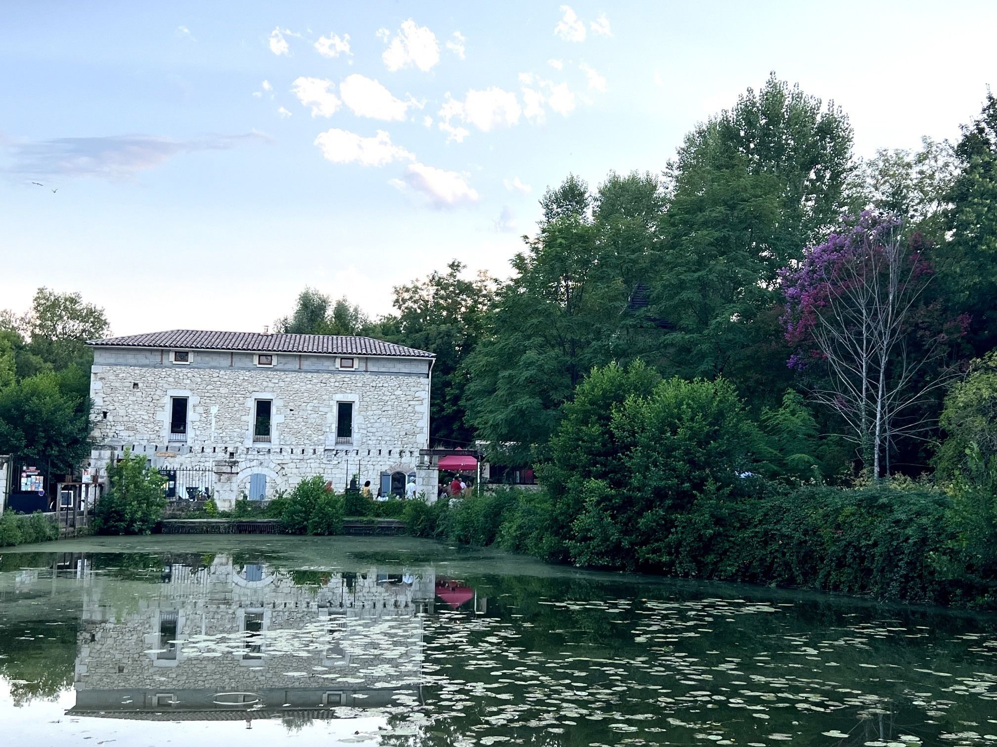 Du moulin seigneurial du XIIIe siècle au tiers-lieu alimentaire, créatif et écologique, le Moulin d’Eymet traverse le temps, résiste et se réinvente