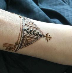Tatouages éphémères Amazighs au henné
