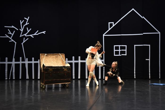 Réinventer Pierre et le Loup ? La chorégraphe Émilie Lalande relève le défi avec brio, transfigurant ce conte musical intemporel en un ballet délicat et ingénieux.
