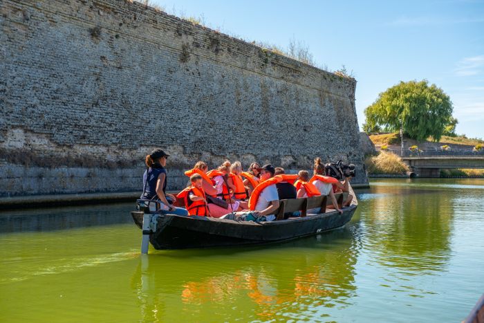 Balade guidée en bateau à passagers autour des fortifications