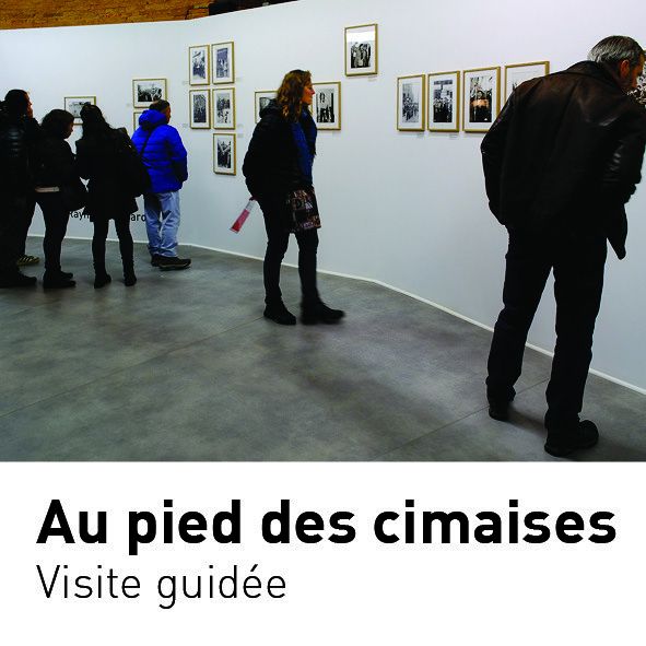 Au pied des cimaises