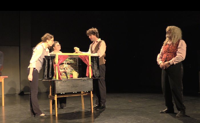 Les comédiens du Montreur de Théâtre vont de ville en ville, de porte en porte présenter leur théâtre en miniature, leur petit théâtre ambulant, tout entier enfermé dans une valise.