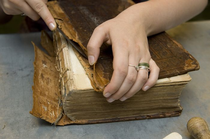 Le livre dans tous ses états: l'atelier de reliure et de restauration