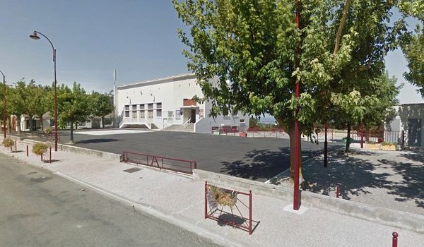 Parvis du Foyer municipal d'Arzens