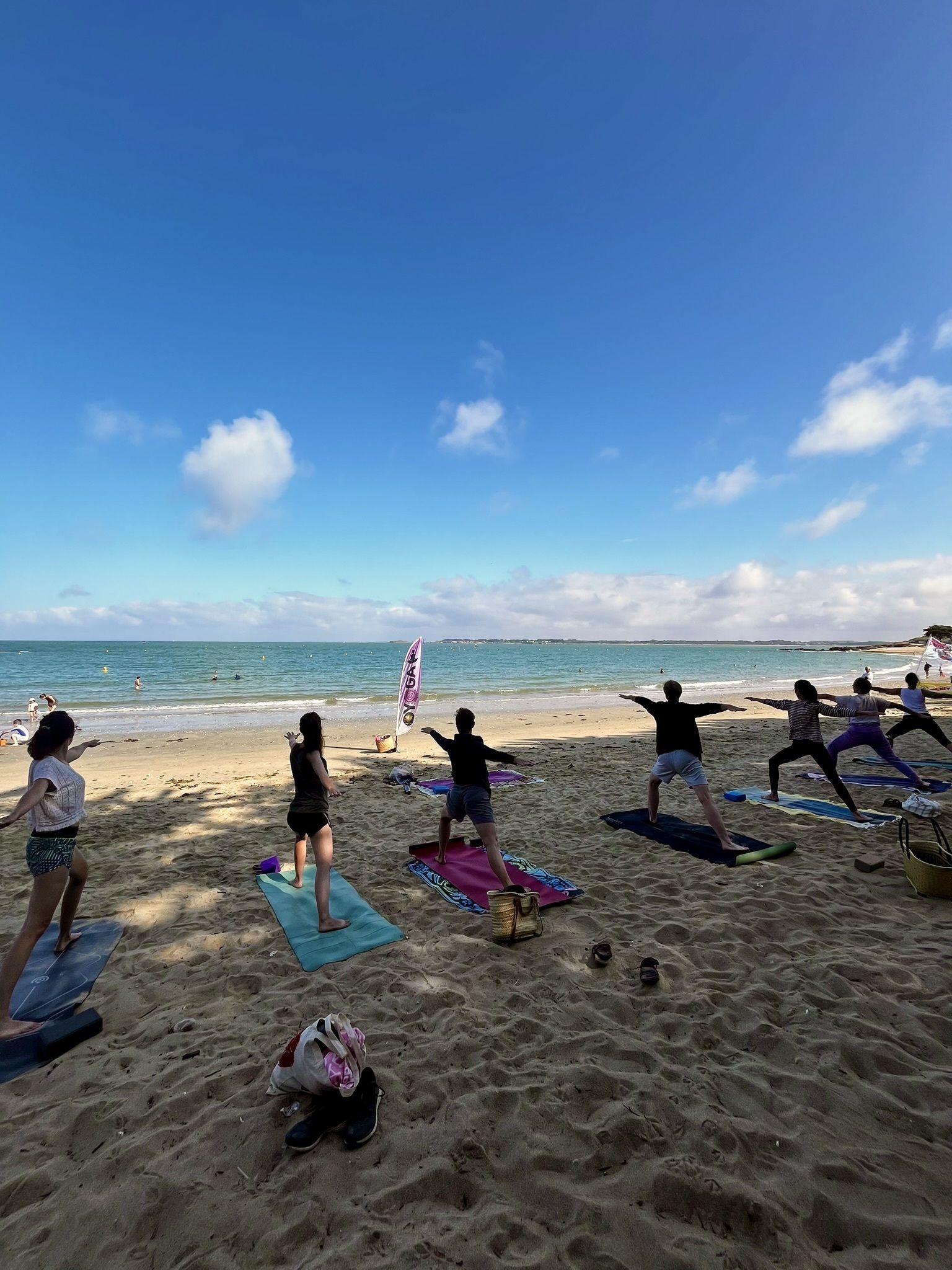 Cours de yoga sur la plage