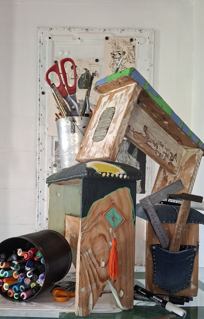La Maison d'Artiste propose de sièger autour du petit banc !