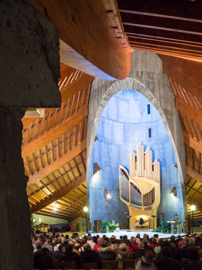 Visite guidée de l'église Notre-Dame des Neiges : histoire, architecture et vitraux d'Arcabas, mobilier liturgique