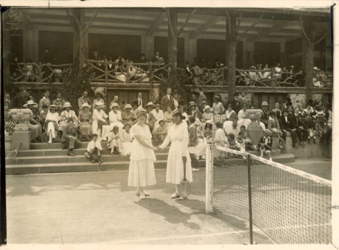 Tribune publique des tennis La Bourboule