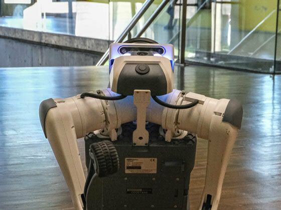 Data, le nouveau robot-chien du Carrefour numérique² !