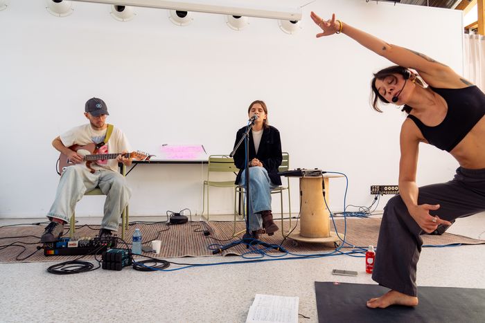 Chaussettes Claquées - et si le yoga finissait en concert ? Rendez-vous le 25 octobre chez Amaluna Paris !