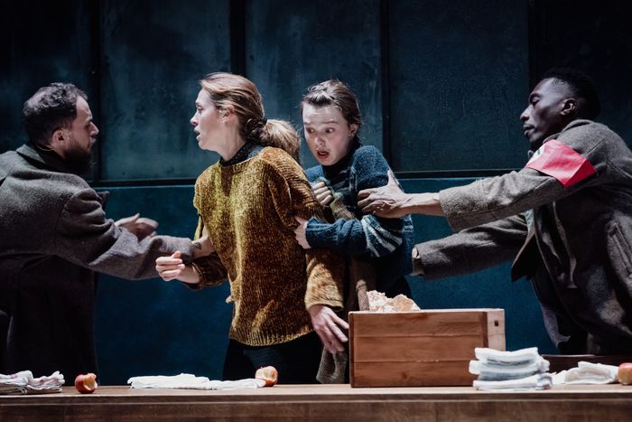À partir de la pièce de Brecht, tableau lucide et implacable de la montée du totalitarisme, Julie Duclos crée un grand spectacle très actuel, qui nous alerte sur la fragilité de nos démocraties.