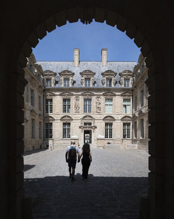 Visitez l'Hôtel de Sully