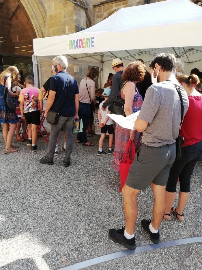 Braderie des collections d'une médiathèque