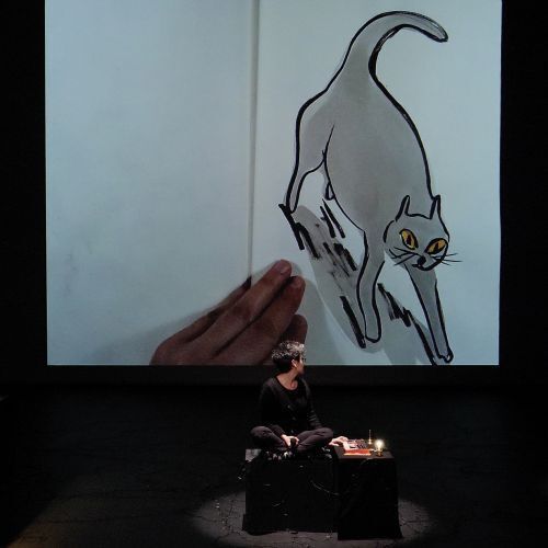 Jean-chat voit dans le noir  de Sabine Zovighian, Nathaniel H’Limi, Grégoire Terrier. Avec la participation de Michael Liot  par L’Armada Productions  Spectacle conseillé à partir de 3 ans.