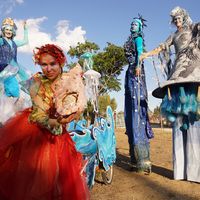 Déambulation sur échasses "Le Peuple de l'Eau"