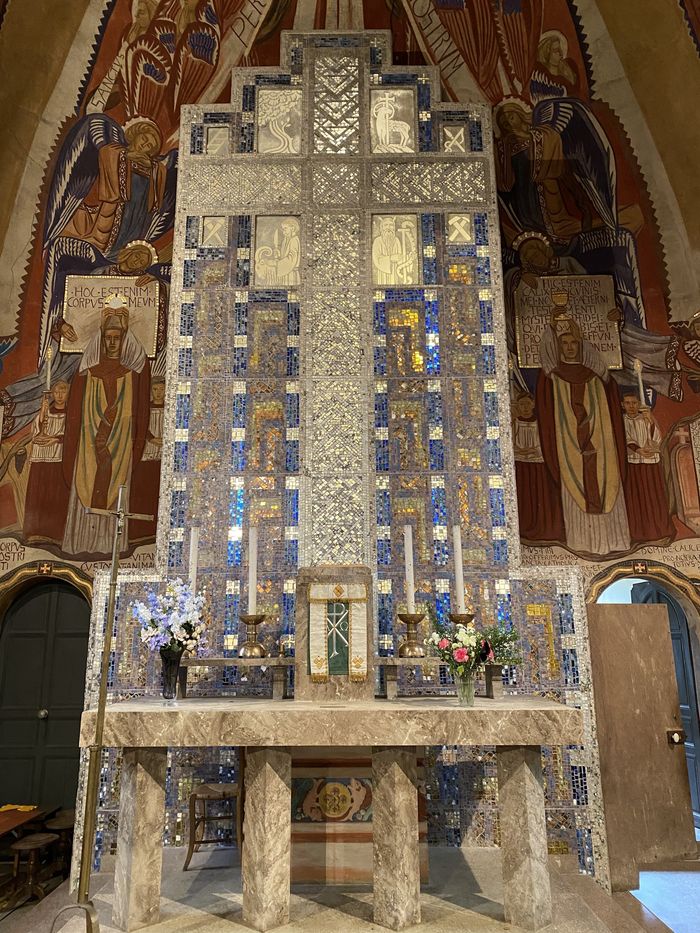 Visite libre ou guidée - Découverte de l'architecture et du décor intérieur de l'église Sainte-Croix, avec rétroéclairage du retable.