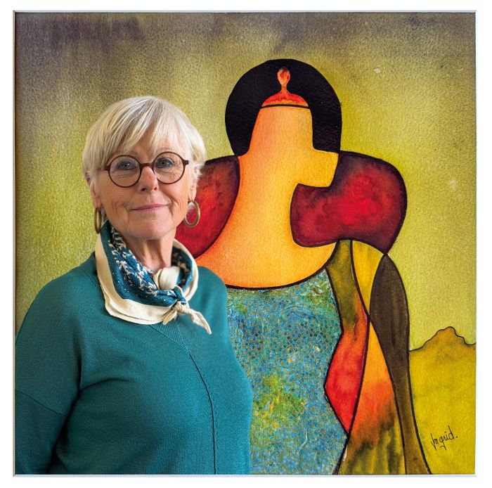 Entre couleurs vibrantes et silhouettes inspirées de Modigliani, elle peint un monde où l’émotion déborde du papier.