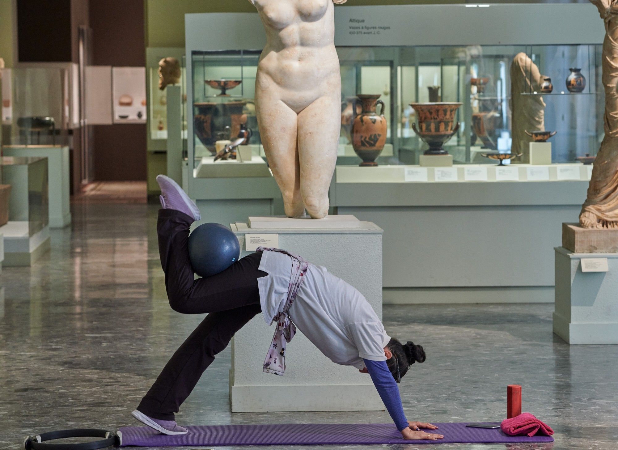 Pilates face aux œuvres