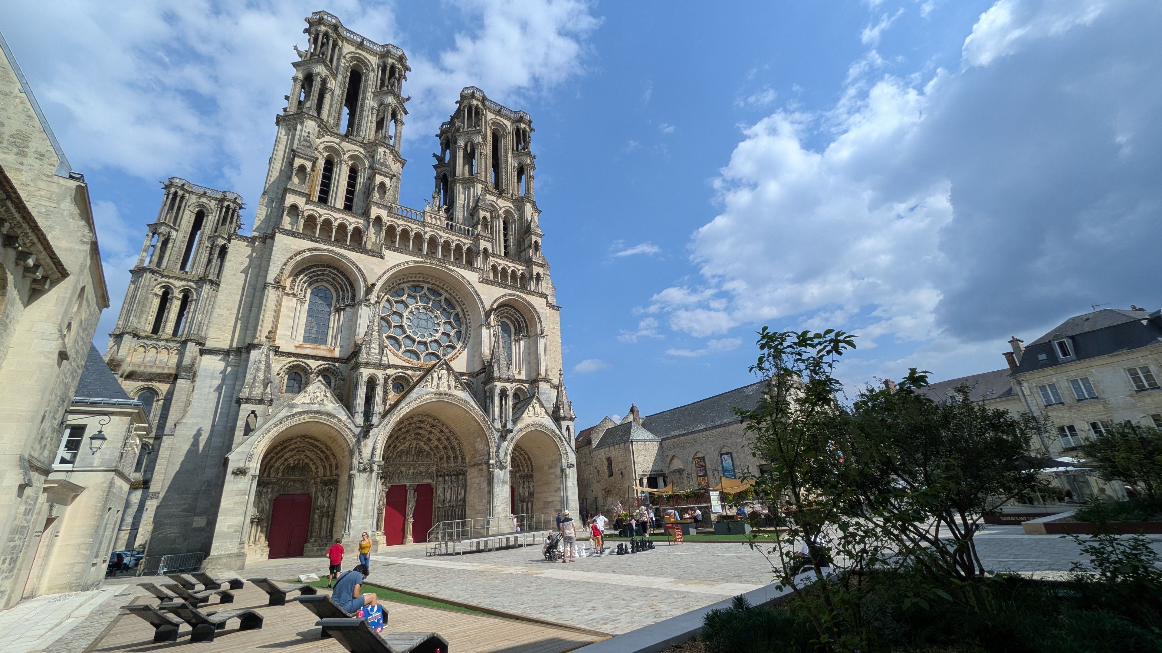 Parvis de la cathédrale de Laon