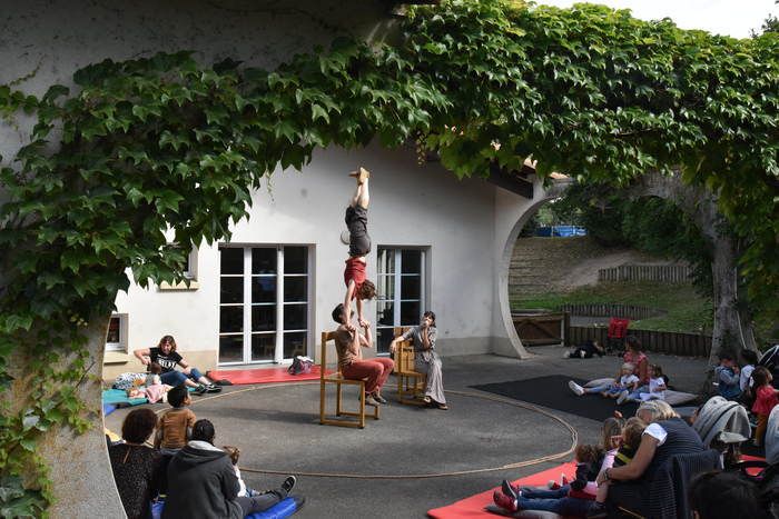 Traversée pour une chanteuse, une équilibriste et un porteur