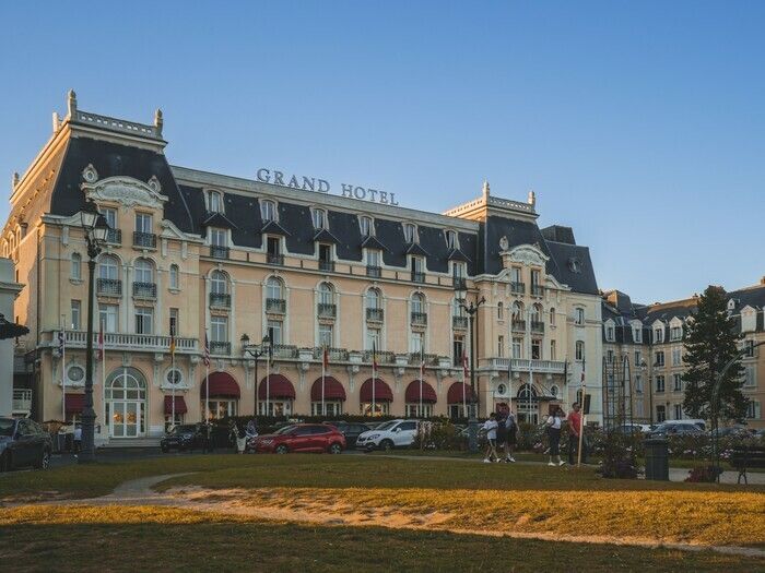 Belle Époque, villas et naissance des infrastructures touristiques de Cabourg : la partie Est de la station n'aura plus de secrets pour vous ! Vous découvrirez aussi les personnalités qui ont contrib…