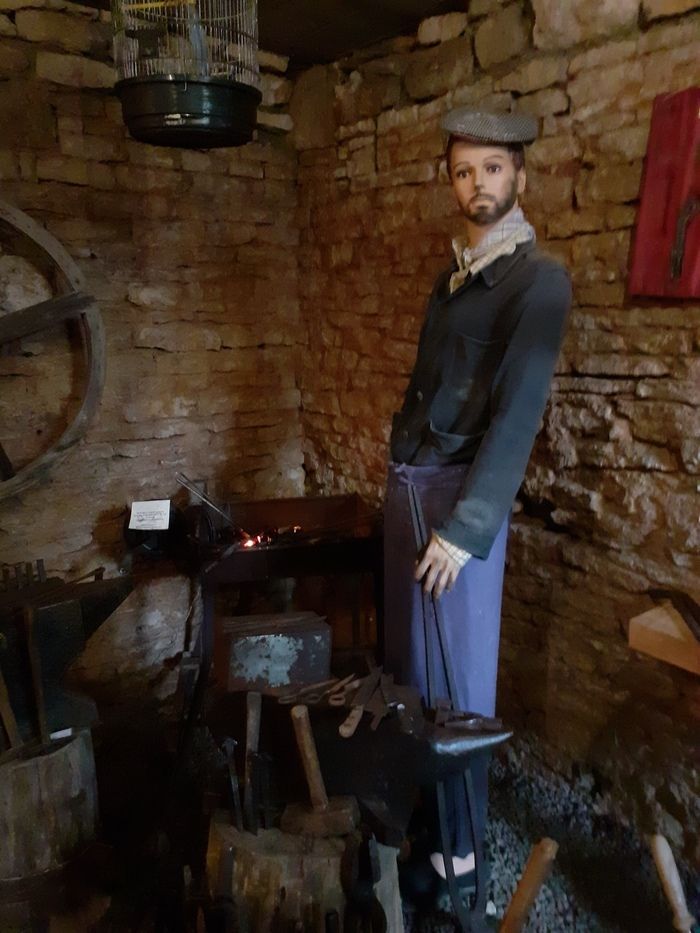 Visitez le Musée de la Tour. Il vous sera présenté le Patrimoine artisanal et vie quotidienne du village au travers d'objets, costumes et scénettes de 1880 à 1950.