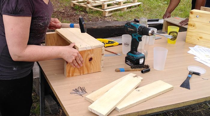 Atelier de fabrication de meubles ou d’objets du quotidien à partir de matériaux et d’objets de récupération.