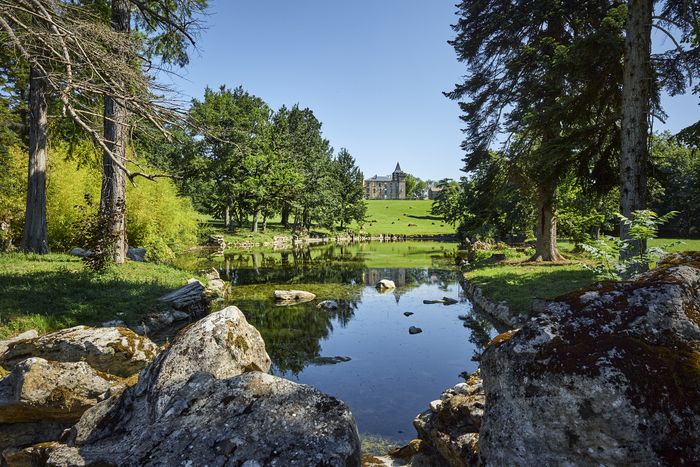 Das Schloss von Sibra liegt auf den Hügeln des arigeren Piemont und heißt Sie willkommen, um seinen Landschaftspark zu entdecken. Kommen Sie und entdecken Sie sein baumbestandenes Erbe und seine botan