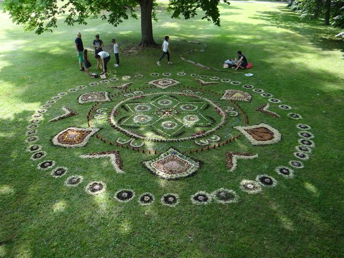 Beteiligen Sie sich an der Kreation eines Mandalas unter der Leitung der bildenden Künstler Marjolaine Werckmann und Claudia Urrutia. Ein ruhiger und kontemplativer Moment, um eine harmonische Form zu