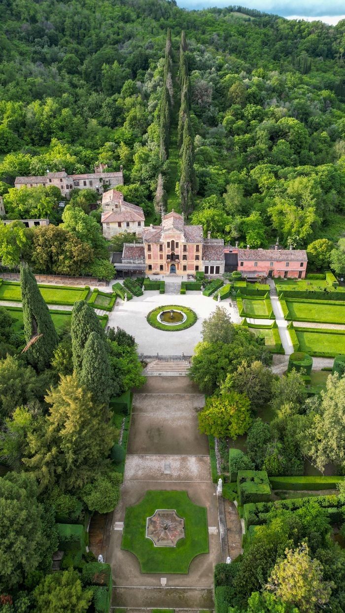 On the occasion of the appointment in the Garden 2024 the Monumental Garden of Valsanzibio offers, Saturday 1 and Sunday 2 June, special tours, dedicated to the exaltation of the senses. You will be t