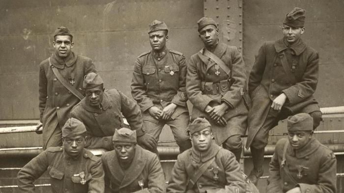 Quand les USA entrent en guerre, 370 000 Africains-Américains s’engagent sous les drapeaux. Parmi eux, les Harlem Hellfighters combattent aux côtés des Poilus français en amenant le Jazz avec eux.