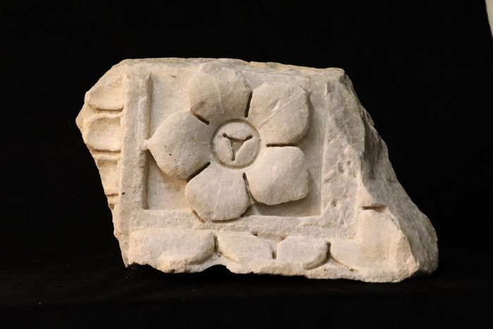 Une médiatrice vous fait découvrir les objets extraordinaires présentés ce trimestre : les fragments d’architecture et de sculpture antiques provenant de Carthage.