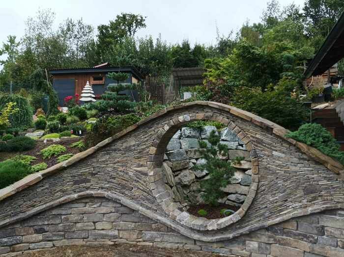 Der Garten befindet sich im Kysuce Dorf Stará Bystrica, das auch für die erste slowakische astronomische Uhr bekannt ist. Wenn Sie also gehen und einen Blick darauf werfen, eine kurze Entfernung von …