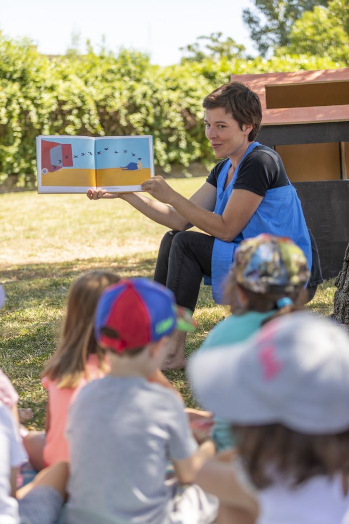 Une installation pour 103 livres, 2 artistes et plein d’enfants