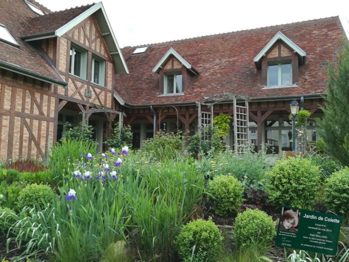 Lesen von Büchern zum Thema "Fünf Sinne" im Garten von Colette, hinter der Stadtbibliothek Georges Royer.