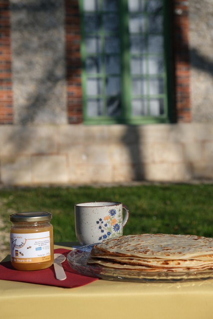 Seit 2019 stehen Bienenstöcke über dem Gemüsegarten des Anwesens. Anlässlich der Gartentreffen treffen Sie den Imker des Anwesens. Er lässt Sie seine Honigprodukte probieren und lässt Sie...