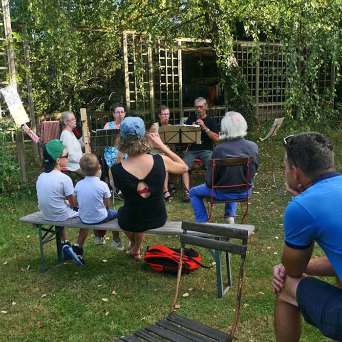 Christophe Formery und Joëlle Kuhne lockten 2023 mit verschiedenen Lockmitteln die Vögel aus dem Garten nicht, um sie zu fangen, sondern um ihnen eine Gesangslektion zu erteilen, indem sie eine Sammlu