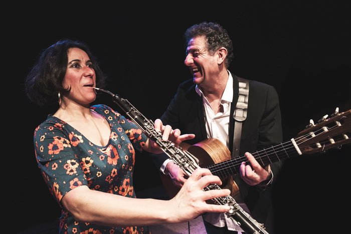 Avec leurs chansons poétiques et fantaisistes tirées du chapeau, Virginie & Dominique de la Cie le Vent en Poupe donneront au heureux hasard la responsabilité de définir le programme de leur spectacle