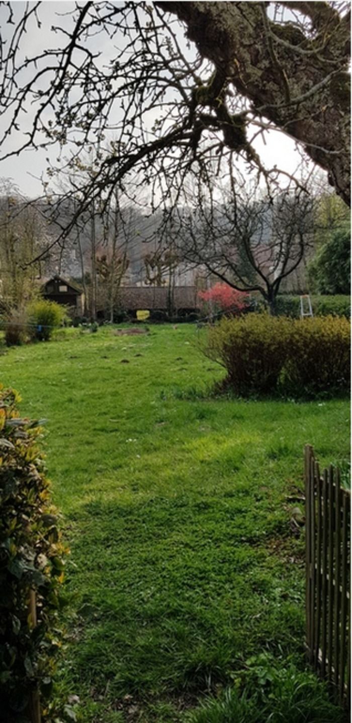 Dieser vom Sausseron durchzogene Garten ist ein natürlicher Garten, in dem viele Stauden von Frühling bis Herbst an einem der schönsten Orte des Valmondois blühen.