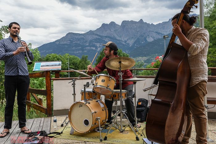 KaZBaK! C'est un trio clarinette, contre-basse, batterie,c'est la puissance d'une fanfare tzigane et la précisiond'un trio Jazz.